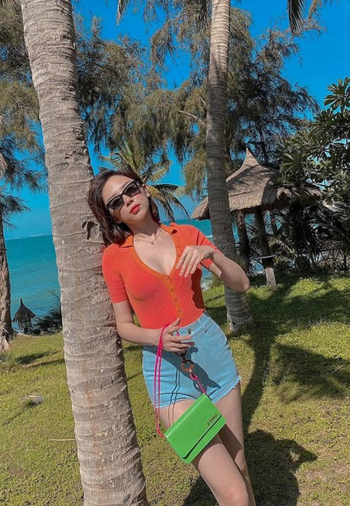Tóc Tiên khoe vóc dáng nóng bỏng khi đi biển cùng gia đình. Nữ ca sĩ tổng kết 1 năm 2020 nhiều khó khăn nhưng là thử thách để cô nỗ lực đạt mục tiêu đề ra.