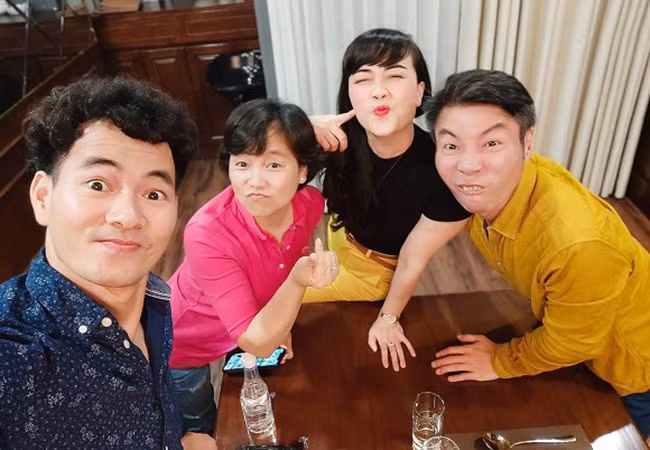 Nghệ sĩ Vân Dung đăng tải hình ảnh đi ăn cùng các đồng nghiệp Xuân Bắc, Công Lý. "Cứ gặp nhau là xoắn quẩy! Lại một mùa sắp đến vui quá là vui", chị viết. Bên dưới bình luận, nhiều khán giả bày tỏ nôn nao, mong đợi vào sự trở lại của dàn Táo trong dịp Tết Nguyên đán.