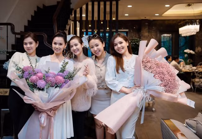 Nữ MC bày tỏ sự ngưỡng mộ trước tài năng và tinh thần làm việc hết mình của đàn chị. "Dạo này mình có thói quen dậy sớm, mà để thành công như tỷ em lại càng phải dậy sớm nhỉ", cô viết.