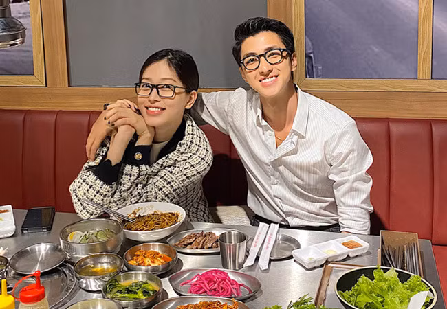 Cặp đôi Bình An - Phương Nga dùng bữa tối món nhật mừng Á hậu đón tuổi mới.