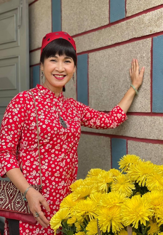 NSND Lan Hương với tạo hình áo dài của phụ nữ miền nam xưa cho một vai diễn trong phim Tết.