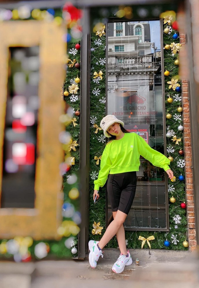 Hiền Thục trẻ trung với trang phục thể thao xuống phố. Cô háo hức trước không khí giáng sinh đang cận kề.