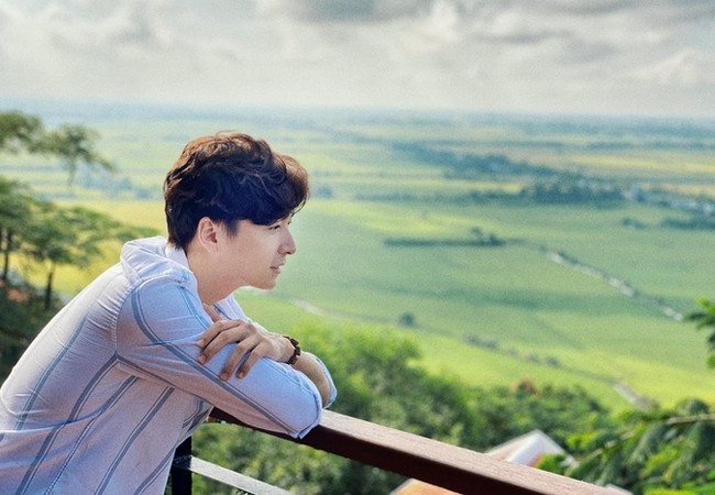 Ngô Kiến Huy cảm nhận không khí trong lành, yên tĩnh trong kỳ nghỉ. Nam ca sĩ hóm hỉnh kể anh dậy sớm để... đi ngủ tiếp.