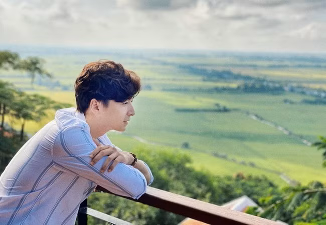 Ngô Kiến Huy cảm nhận không khí trong lành, yên tĩnh trong kỳ nghỉ. Nam ca sĩ hóm hỉnh kể anh dậy sớm để... đi ngủ tiếp.