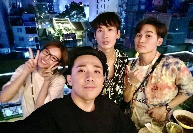 Vợ chồng Trấn Thành - Hari Won cùng Ali Hoàng Dương hội ngộ tổ chức sinh nhật cho đàn em Tuấn Trần.