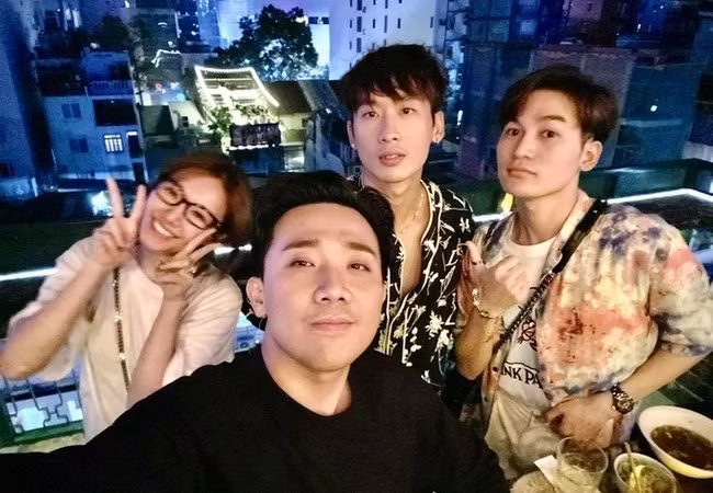 Vợ chồng Trấn Thành - Hari Won cùng Ali Hoàng Dương hội ngộ tổ chức sinh nhật cho đàn em Tuấn Trần.