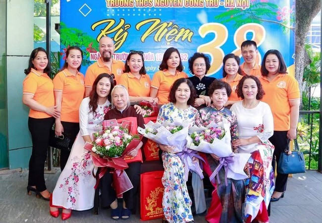 Nghệ sĩ Đức Hùng cùng những người bạn cấp 2 về trường thăm thầy cô nhân dịp 20/11.