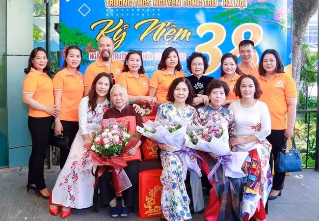 Nghệ sĩ Đức Hùng cùng những người bạn cấp 2 về trường thăm thầy cô nhân dịp 20/11.