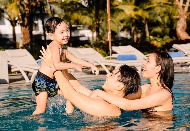 Vợ chồng Jay Quân - Chúng Huyền Thanh có giây phút thoải mái đùa nghịch cùng con trai trong bể bơi.