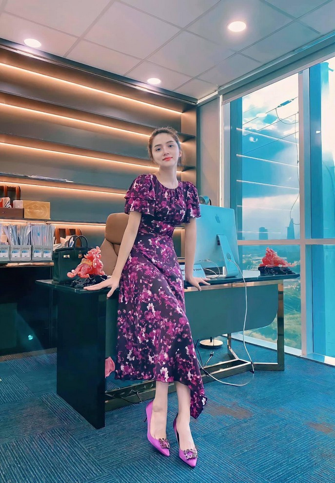 Sao Việt 20/11: Hương Giang diện cả cây tím chụp ảnh trong phòng làm việc. Hoa hậu thời gian qua im ắng sau ồn ào với anti-fan.