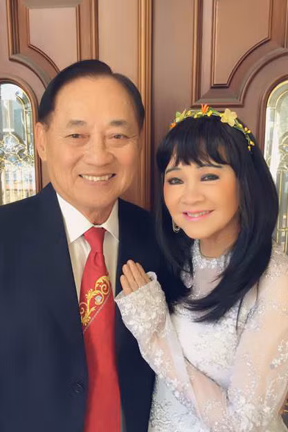 Sau khi kết hôn, nữ danh ca Hoàng Oanh và ông xã sống thuận hòa cho đến ngày nay, với một cuộc hôn nhân được nhiều người ngưỡng mộ.