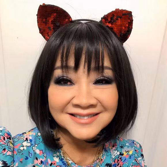 Dù tuổi đã cao nhưng Hoàng Oanh vẫn đem tiếng hát phục vụ khán giả ở hải ngoại.