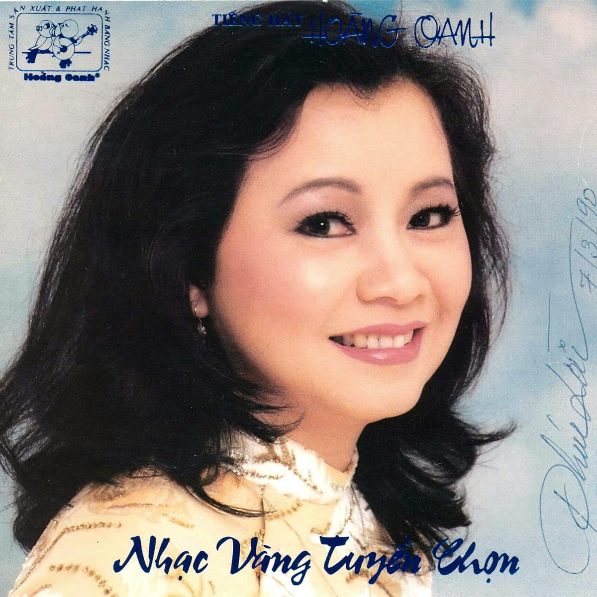 br/> Danh ca Hoàng Oanh tên thật là Huỳnh Kim Chi, sinh năm 1946 tại Mỹ Tho và là một ca sĩ hải ngoại. Bà là một giọng hát bền bỉ và chuyên về các dòng nhạc vàng và nhạc tiền chiến. Nữ nghệ sĩ cũng từng được đánh giá là một trong 10 nữ ca sĩ ảnh hưởng lớn nhất tại Việt Nam trước năm 1975.