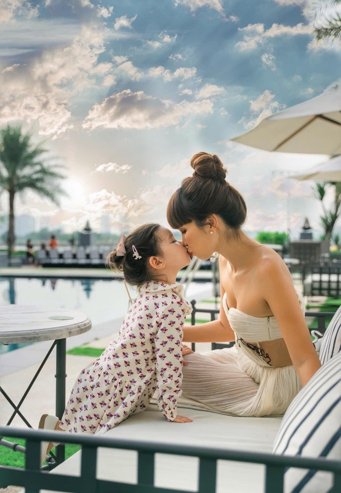 Siêu mẫu Hà Anh hạnh phúc trao cho con gái cưng hai tuổi rưỡi nụ hôn tình cảm. Mina - con gái nữ siêu mẫu hai tuổi rưỡi được nhận xét ngoan ngoãn, hiếu động.