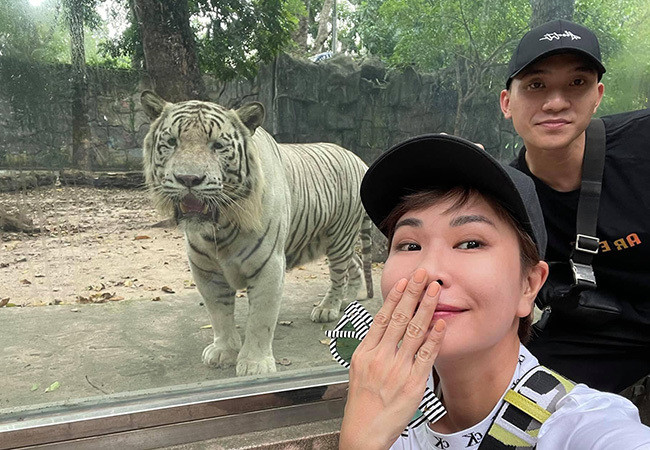 Uyên Linh có chuyến thăm quan Thảo cầm viên cùng một vài người bạn. Nữ ca sĩ biểu cảm ngộ nghĩnh khi chụp cùng chú hổ trắng.