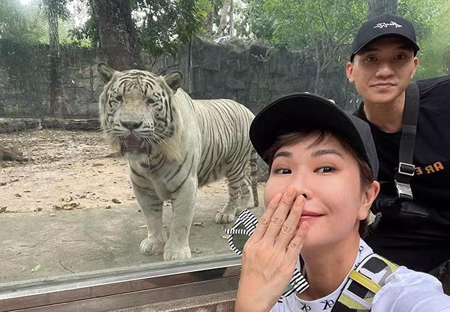 Uyên Linh có chuyến thăm quan Thảo cầm viên cùng một vài người bạn. Nữ ca sĩ biểu cảm ngộ nghĩnh khi chụp cùng chú hổ trắng.