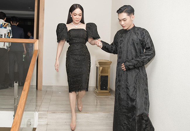 Việt Hương gây chú ý với váy dạ hội, trang sức kim cương tiền tỷ khi dự sự kiện.