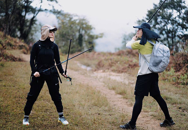 Đôi bạn thân Quốc Thiên - Phương Linh nhí nhố tạo dáng trong chuyến du lịch trải nghiệm. Họ cùng cả hội bạn dừng chân trên đỉnh núi ở Lào Cai để ngắm mây.