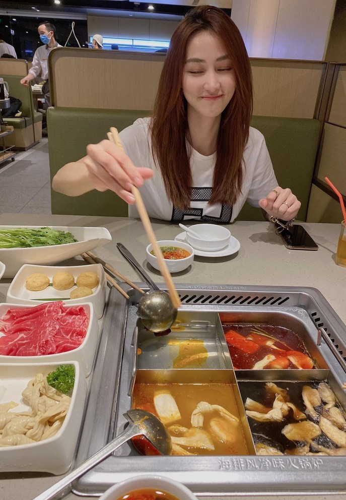 Ngân Khánh hạnh phúc vì được dẫn đi ăn lẩu sau cả ngày làm việc vất vả.