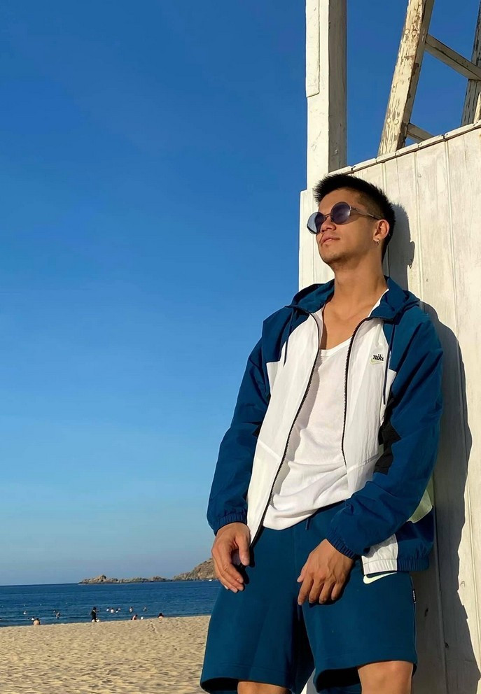 Trọng Hiếu khoe phong cách thể thao khỏe khoắn. Bên cạnh gym, anh chăm tập múa cột, yoga và Taekwondo để giữ vẻ ngoài vừa săn chắc, vừa dẻo dai.