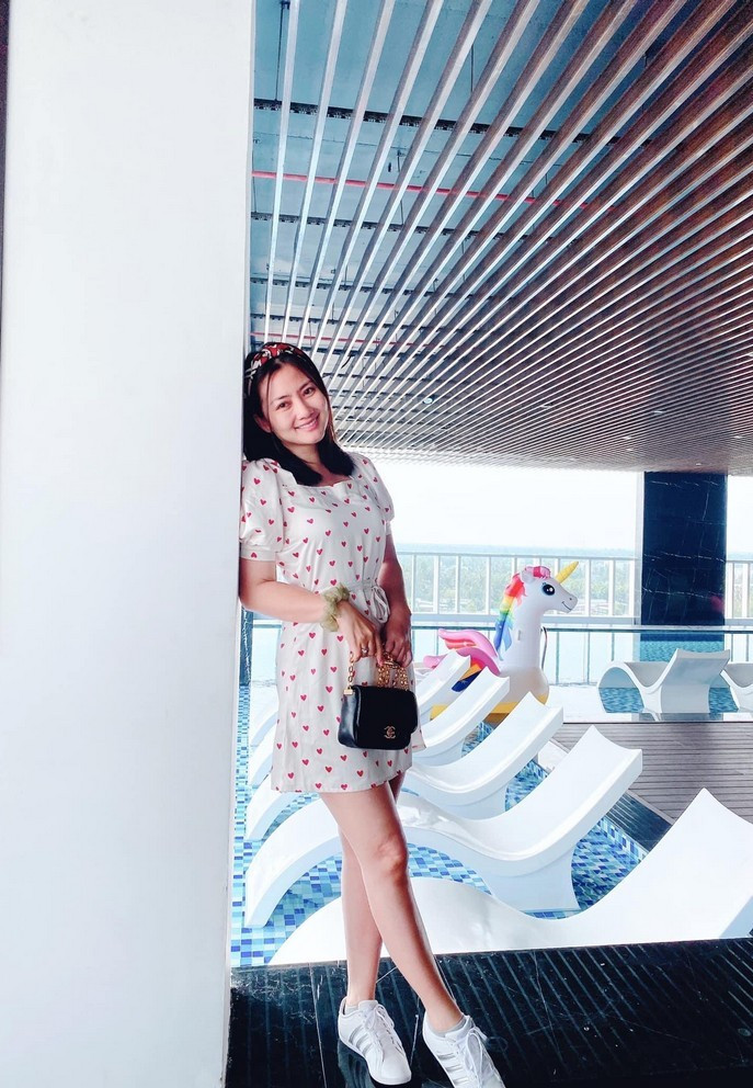 Ngọc Lan tự tin ra ngoài với bộ váy họa tiết do chính mẹ mình may tặng.