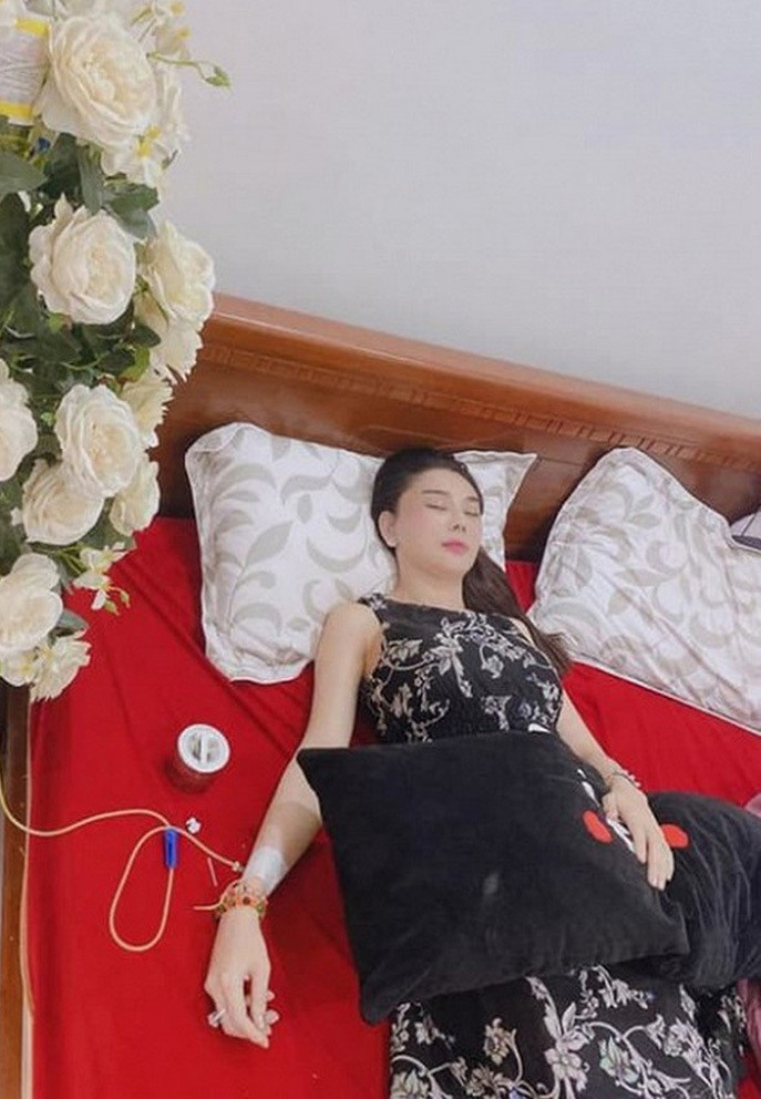  Lâm Khánh Chi khiến mọi người lo lắng khi cập nhật hình ảnh đang nằm trên giường truyền nước biển. Nữ ca sĩ bị kiệt sức do vừa trở về từ chuyến công tác thiện nguyện tại miền Trung những ngày qua.