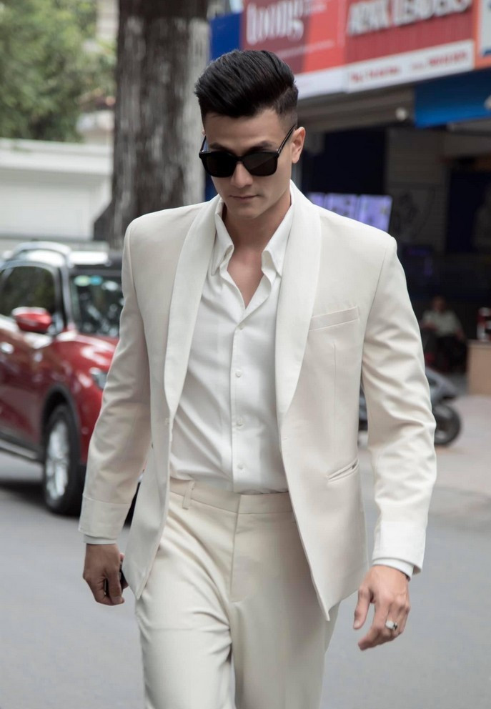 Vĩnh Thụy lịch lãm xuống phố với vest trắng. Nam người mẫu hiện bận rộn với lịch làm việc dày đặc đến mức chỉ ngủ 4 tiếng mỗi ngày.