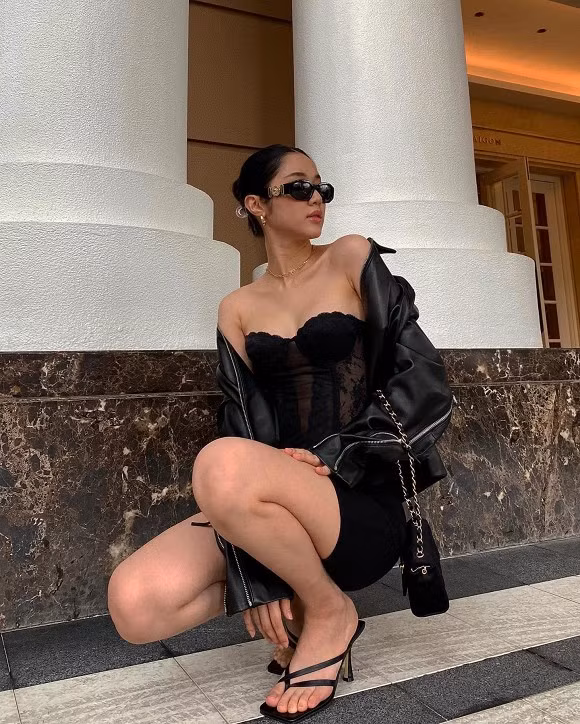 Hơn nữa, ngoài làm mẫu ảnh, trình diễn thời trang, Quỳnh Hương còn lấn sân sang diễn xuất nhưng vẫn không thể nổi tiếng.