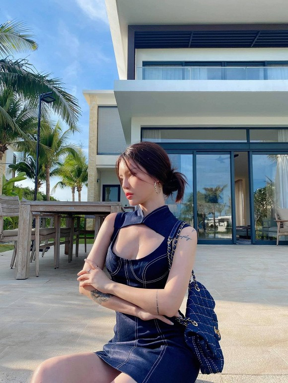 Dù thời gian qua, ông bầu Vũ Khắc Tiệp tích cực đẩy mạnh tên tuổi cho "gà cưng" khi đưa đến dự nhiều sự kiện lớn.