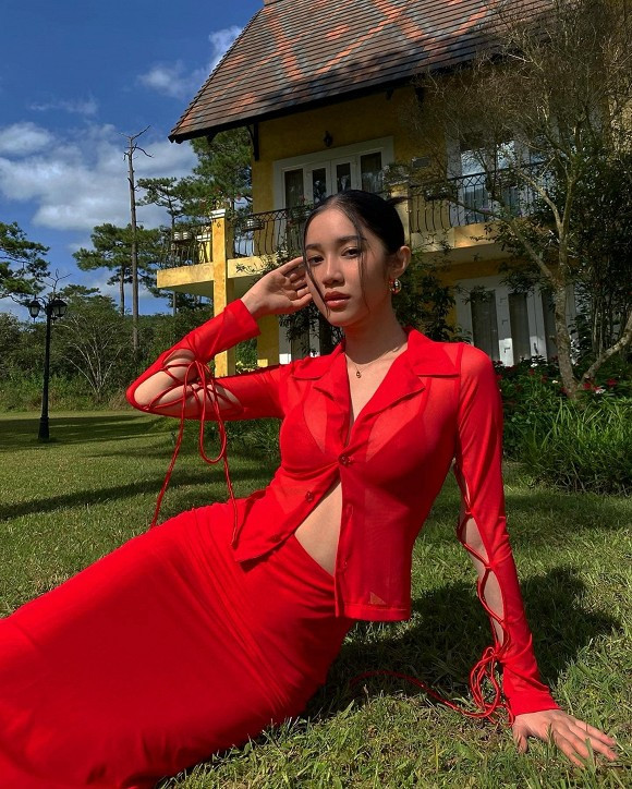 Cô nàng cũng khá đầu tư cho phong cách của mình.