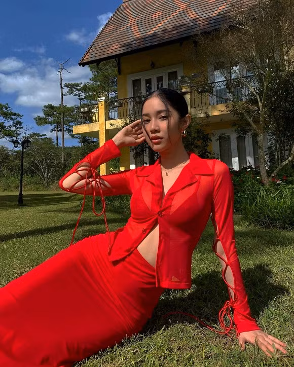 Cô nàng cũng khá đầu tư cho phong cách của mình.