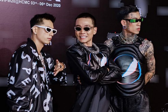 br/> Vừa qua, đêm diễn thứ hai của Tuần lễ Thời trang Quốc tế Việt Nam 2020 đã diễn ra, thu hút màn đổ bộ hoành tráng của dàn khách mời đình đám. Wowy cùng hai học trò cưng của mình - Lăng LD và Dế Choắt cực chất tại thảm đỏ.