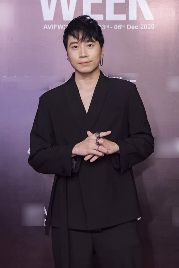 Karik diện nguyên cây đen, làm náo loạn thảm đỏ vì quá đẹp trai.