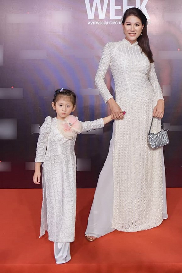 Trang Trần cùng con gái diện áo dài cách tân dịu dàng.