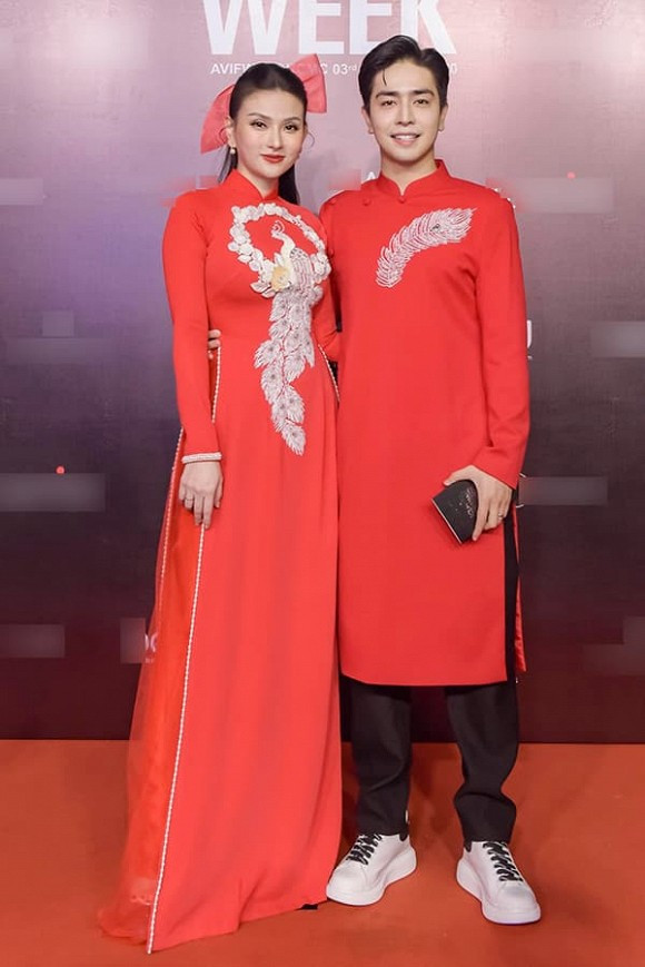 Thu Thuỷ cùng chồng trẻ với bộ áo dài đỏ như đi đám cưới.