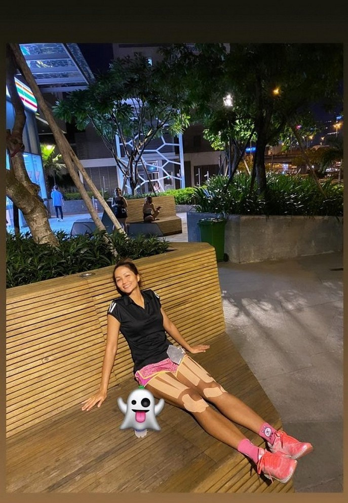 H'Hen Niê dù đêm khuya vẫn tích cực tập thể thao để duy trì vóc dáng.