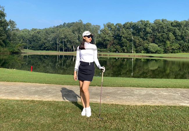 Lưu Hương Giang tạo dáng trong buổi tập đánh golf cùng bạn bè. "Nhìn hình có vẻ chuyên nghiệp nhưng thực tế là một trận khởi đầu thê thảm", cô cho hay.