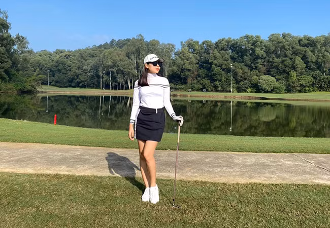 Lưu Hương Giang tạo dáng trong buổi tập đánh golf cùng bạn bè. "Nhìn hình có vẻ chuyên nghiệp nhưng thực tế là một trận khởi đầu thê thảm", cô cho hay.