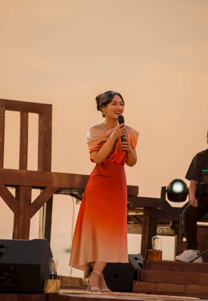 Nguyên Hà hóa nàng thơ với những bản tình ca trong buổi chiều hoàng hôn tại Phú Quốc.