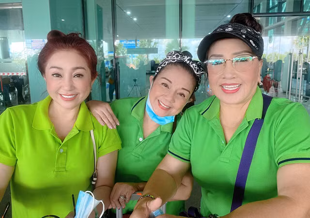 NSND Lệ Thủy cùng 2 đàn em Thoại Miêu, Thoại Mỹ có chuyến cứu trợ và trao 700 phần quà cho đồng bào miền Trung bị lũ lụt trong đợt 2.