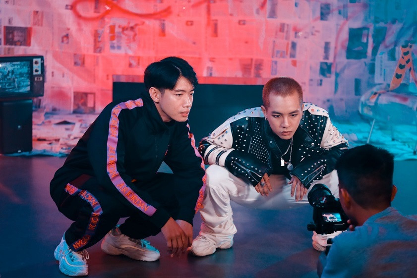 Quang Đăng làm việc cùng rapper Weeza cho dự án chuẩn bị ra mắt. Nam vũ công dành nhiều tâm huyết trong việc dẫn dắt các đàn em theo nghề.