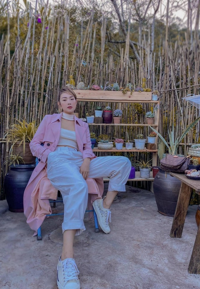 Minh Hằng tạo dáng mạnh mẽ, hài hước ví mình như một người đàn ông. Mỹ nhân Vbiz hiện có chuyến nghỉ dưỡng tại Đà Lạt.