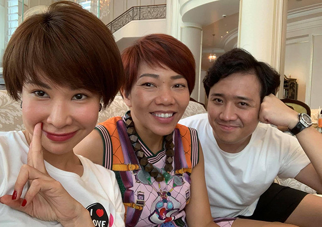 Uyên Linh khoe ảnh selfie nhân hội ngộ cà phê cùng 2 đồng nghiệp Diva Hà Trần và Trấn Thành.