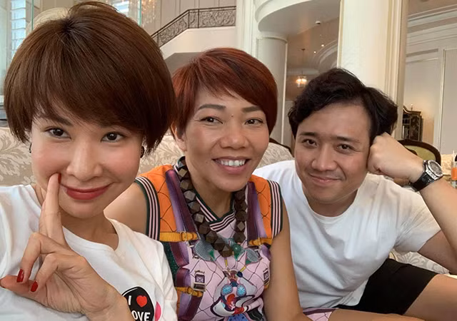 Uyên Linh khoe ảnh selfie nhân hội ngộ cà phê cùng 2 đồng nghiệp Diva Hà Trần và Trấn Thành.