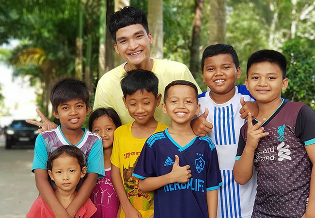 Mạc Văn Khoa chụp ảnh kỷ niệm cùng những trẻ em tại Sóc Trăng. Nam diễn viên hài nhận xét các bé ngây ngô, dễ thương khiến anh được trở về tuổi thơ.