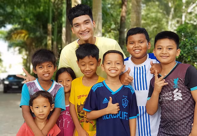 Mạc Văn Khoa chụp ảnh kỷ niệm cùng những trẻ em tại Sóc Trăng. Nam diễn viên hài nhận xét các bé ngây ngô, dễ thương khiến anh được trở về tuổi thơ.