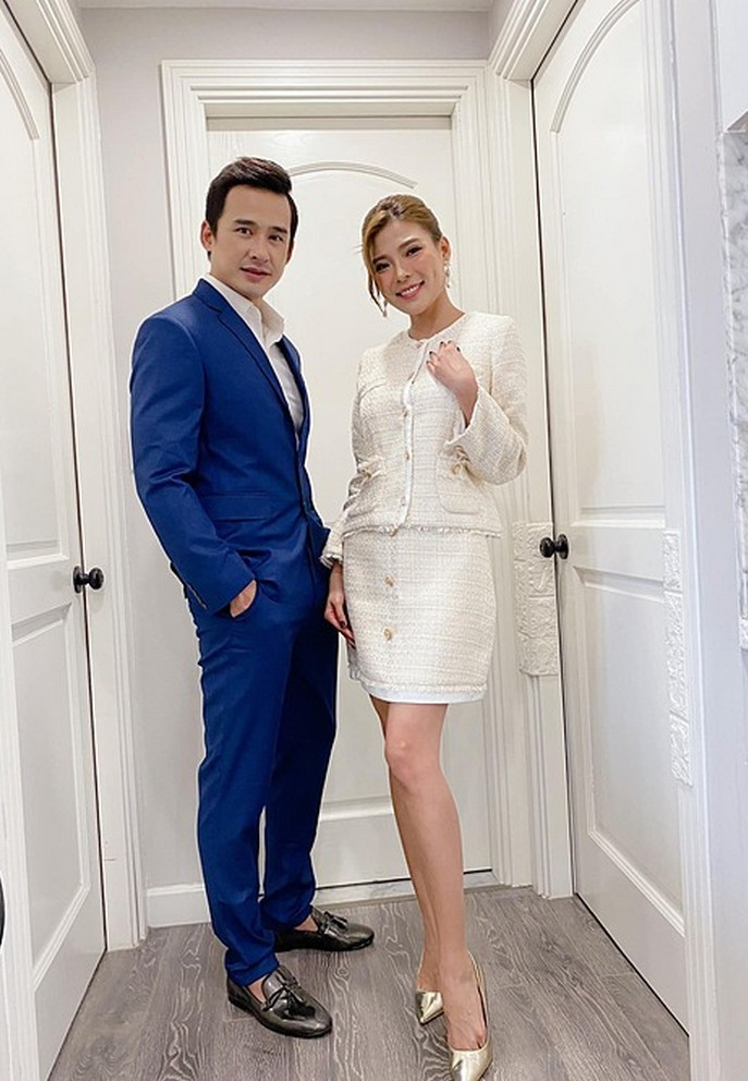 Vợ chồng Lương Thế Thành - Thúy Diễm diện đồ phong cách sang trọng cùng "trốn con" để đi hâm nóng tình cảm.