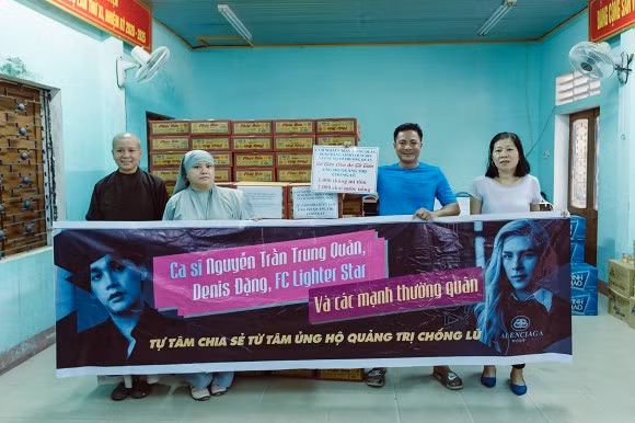 Trung Quan - Denis Dang gay tranh cai khi in ten len qua tu thien-Hinh-4