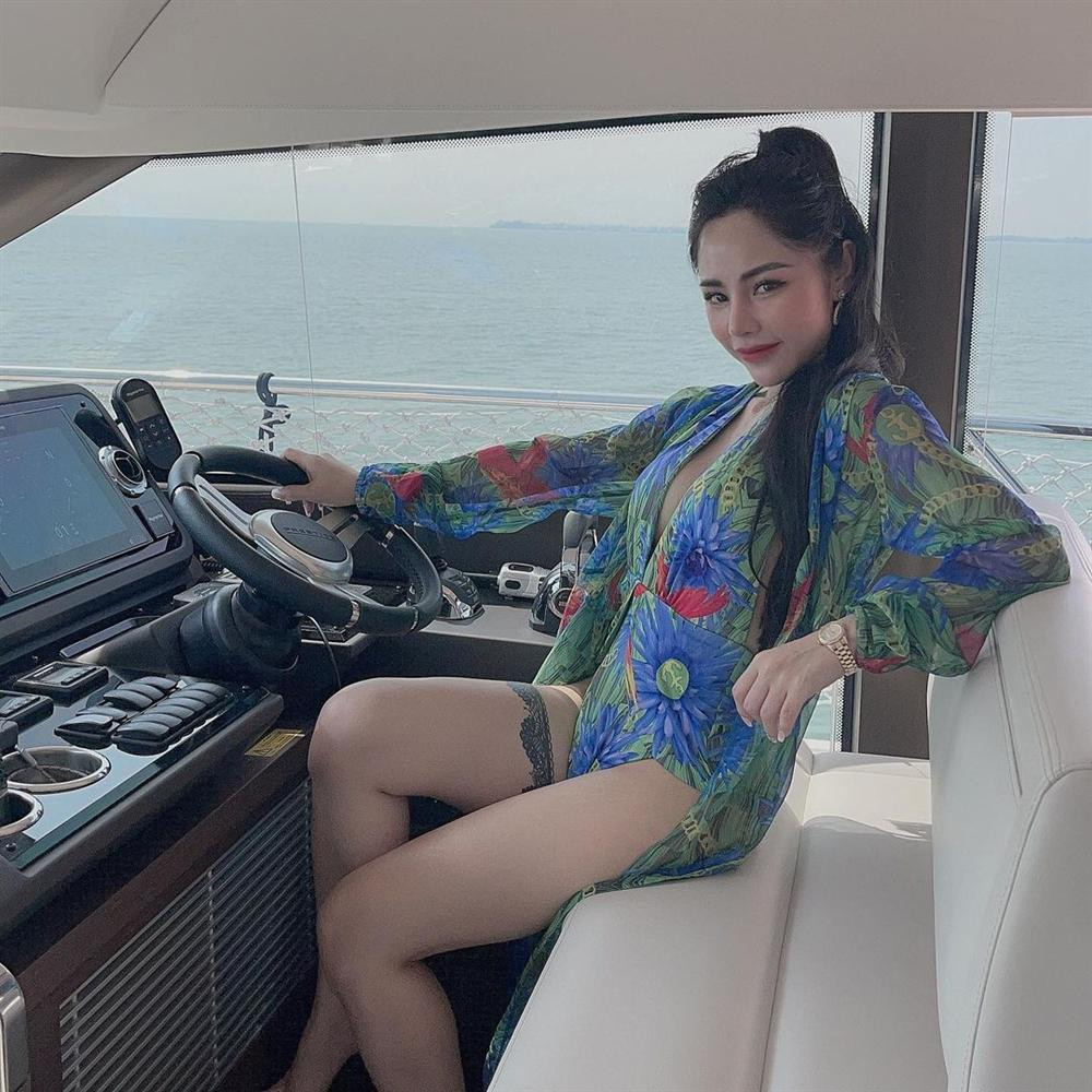 Tuy nhiên cũng có người bênh Bạch Lan Phương, khi cho rằng vùng nách bị thâm là do góc chụp.