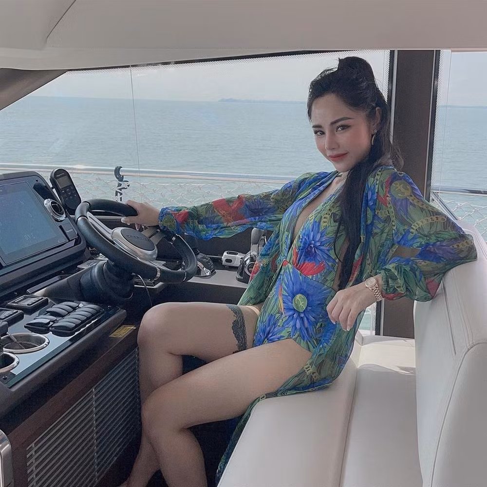 Tuy nhiên cũng có người bênh Bạch Lan Phương, khi cho rằng vùng nách bị thâm là do góc chụp.